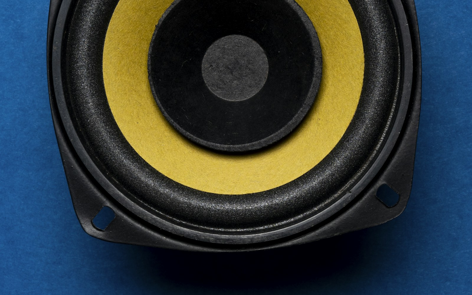 Sample rate and Nyquist frequency explained Studio speaker against a blue background